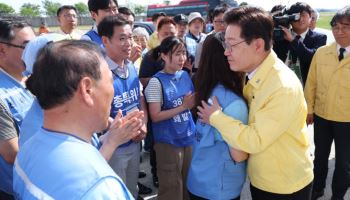 李, 무안공항 유해수습 현장 방문…“너무 많이 지연됐다”