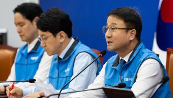 與 "극우 망동 좌시 않을 것…5·18 폄훼 행위 처벌법 마련하겠다"