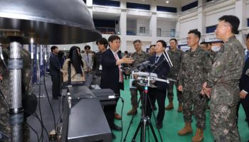 "민간 AI·로봇 기술, 군으로"…국방부 '첨단국방 피치데이' 개최