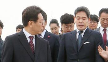 "신세계는 스타벅스 사장 잘랐는데, 李대통령은?"...이준석 반발