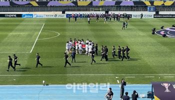 ‘아시아 정상’ 北 내고향, 인공기 휘날리며 수원종합운동장 한 바퀴