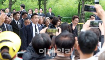 李대통령, 김해 외동전통시장 방문…상인들 위로