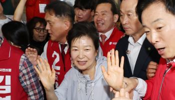 與 "국힘, 박근혜 선거판 끌어와 이용…윤어게인 이어 박어게인이냐"