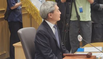 신 총재, “수고하셨습니다” 짧은 인사…과묵해진 금통위