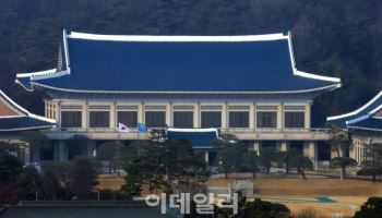 李대통령, 신현송 한은 총재 등에 임명장·위촉장 수여