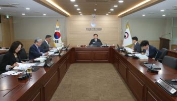 방미통위, 공영방송 이사 추천단체 확정…'정성평가 역전' 논란도