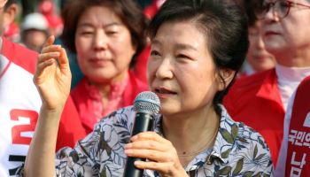 與 "국민의힘, 윤어게인도 모자라 이명박·박근혜 끌어들여"