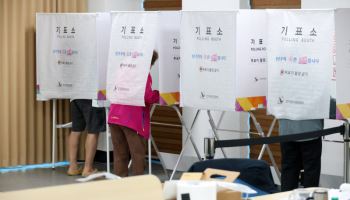 투표지 들고나와 찢은 60대…"왜 정당 표시가 없어?"