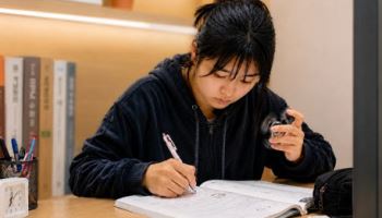 '6월 모의고사' 앞둔 수험생과 투자자들, 손가락·턱 관절 건강 위협하는 습관들