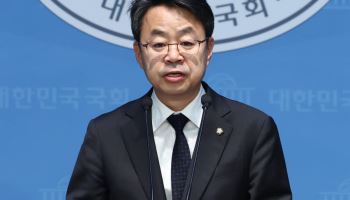 與 "한동훈, 유사 선거사무소 등 구태정치 재현하려는 건가"