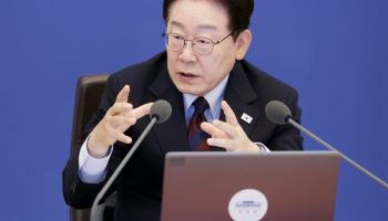 李대통령 "장난? '정부 달러 강제매각' 유포자 반드시 찾아내 엄단"