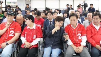 '무거운 침묵' 출구조사에 굳어버린 오세훈 캠프…탄식과 한숨만