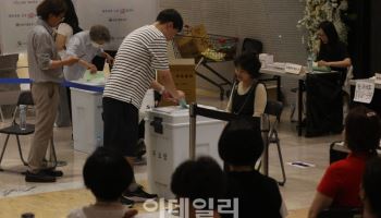 선거 관리원 폭행·투표 용지 부족…전국 투표소 곳곳서 소란(종합) 