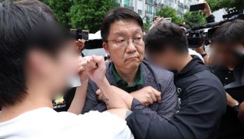 "오세훈 당선에도 재투표 주장하나?"...서울선관위 멱살 잡히기도