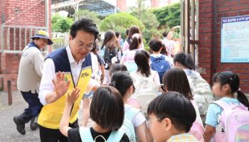당선 첫날 안민석, 학생·교사 곁으로 [6월 선거]