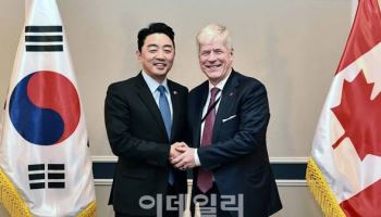 "잠수함 수주전 나선 韓, 캐나다에 3.4조원 수소트럭 패키지 제안"
