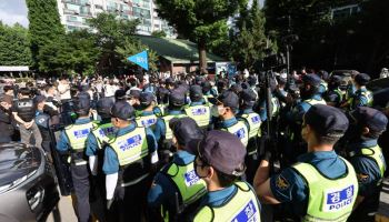 경찰, '잠실7동 투표소 봉쇄' 시위대 해산 명령…진입 앞둬