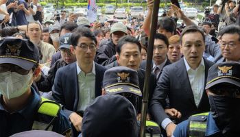 '용지 부족' 잠실7동 투표함 개표…따라간 시위대 "개표 중단"