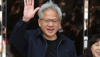 디올에 오클리 쓴 젠슨 황…이번에도 시선 끈 'CEO 패션'[누구템]