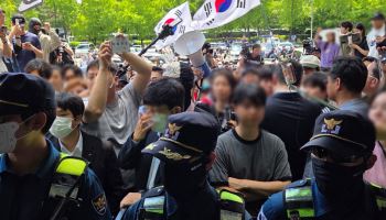 `개표소 봉쇄` 시위대, 기자 폭행 사태…"모든 법적 조치할 것"
