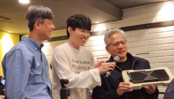 PC방에 젠슨 황이?…괴물 그래픽카드 'RTX 5090' 쐈다