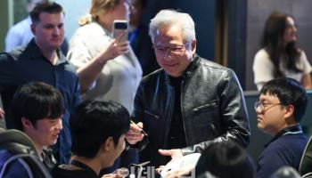 "게임과 AI가 만나는 시대"…크래프톤·엔씨 찾은 젠슨 황, PC방 투어(종합)