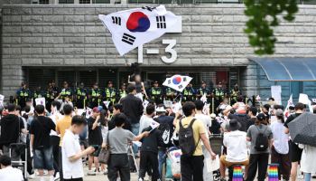 "말투가 왜"...잠실개표소 시위에 중국인 경찰? 알고보니 '치안 영웅'