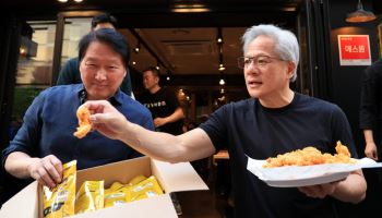 치킨 들고 나온 젠슨 황… "HBM 더 필요해!" 현장 웃음바다