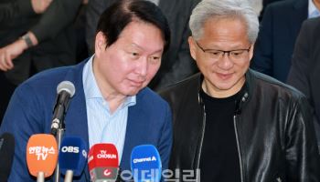[속보] 최태원 회장 "엔비디아는 SK의 가장 큰 고객…AI 팩토리 구축 적극 나서"