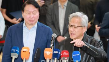  젠슨 황 "AI 밝은 미래는 절대적 사실…주식 싸게 살 때"