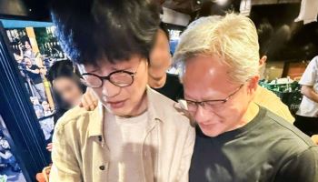 네이버, 폭락장서도 보합권…젠슨 황·이해진 회동에 AI 기대감[특징주]