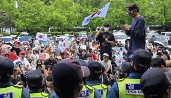 경찰, 잠실 시위대 '중국 경찰' 매도에 "근거없는 허위사실"