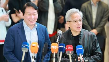 젠슨 황, 하루에 SK·네이버 모두 찾았다…한국서 막 오른 ‘AI 팩토리’ 전쟁
