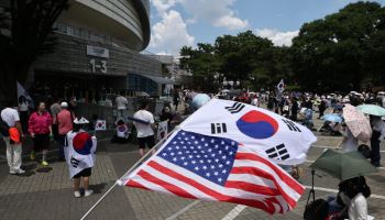 잠실개표소 성조기 늘었다…평일 되면서 정치색 짙어져