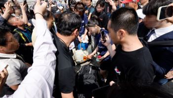 잠실 시위대, 주니어 대표팀 가방 검사까지…대만 기자 봉변