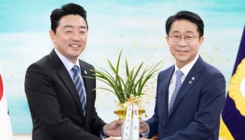 강훈식, 신임 국회의장 예방…“투표용지 사태, 국회 역할 요청”