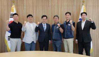 '미지급 수당' 해결한 김동연, 소방관들로부터 두 번째 감사패