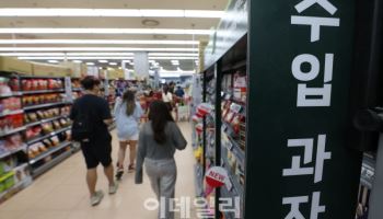 길어지는 '고환율의 늪'…고심 깊어지는 유통업계