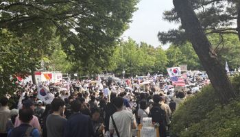 "가방에 든 그거 뭐야"…도 넘은 '잠실 개표소 시위', 경찰도 강력 대응(종합)