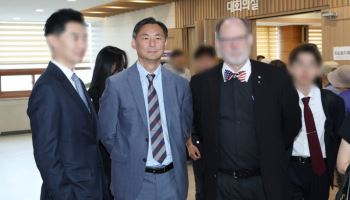 '李대통령 명예훼손' 모스탄, 출국금지 불복 소송 재판부 기피 신청