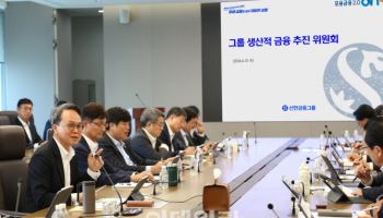 李 "원시적 약탈 금융" 지적…금융그룹·은행 연이어 연체 채권 소각