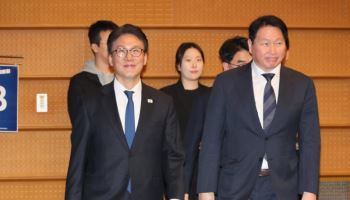 최태원 "새 공장, 해외에 지을 수도"…김민석 "한국에서 되게 해야"