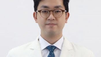 [전문의 칼럼] ‘척추전방전위증’, 왜 중년 여성에게 더 취약할까