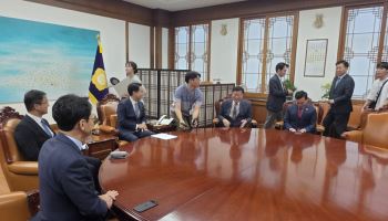 국회의장-여야 원내대표 첫 회동 ‘화기애애’…“민생 국회 위해 원 구성 시급”