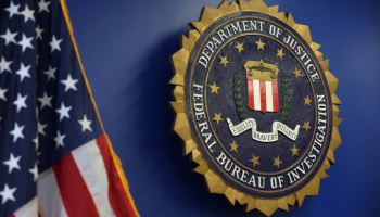 "국방 분석가 구함" 알고보니 중국 첩보 사이트…FBI,10여곳 적발