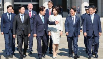 '환송식 패싱' 정청래, 그 자리엔 김민석…尹·한동훈 묘한 데자뷔[국회기자24시]