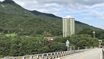 '공포체험'하던 대학생 4명, 폐리조트 옥상서 시신 발견