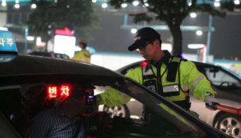 "음주단속 비켜라" 경찰관 치고 택시 밀어버린 만취범…잡고 보니 '현직 경찰'