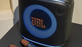 "가수 목소리 감쪽같이 안 들리네"…AI 품은 하만 JBL 마이크
