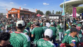 경적 울리고 국기 달고 달리고... 과달라하라는 초록 물결[북중미월드컵]